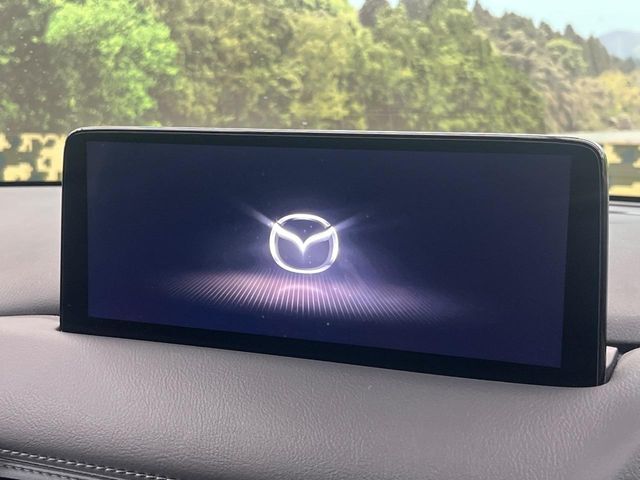 【10.25インチマツダコネクト】車内の雰囲気にマッチした大型ディスプレイ。スマホ接続でのナビ使用やBluetooth再生等、様々な機能が楽しめます。直感的なダイヤル操作が可能で、使い勝手も良好です。