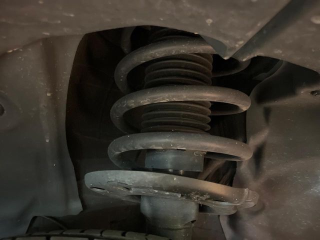 お車を安心してお乗りいただく為には、足回りの定期点検が欠かせません。サービスサポート（有償保証）では無料点検もご提供しており、安心のカーライフをお過ごしいただけるサポート体制が整っています。