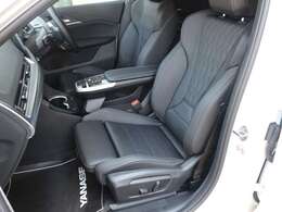 ホールド性の高いフロントシートは長時間のドライブにもストレス無く快適なひとときを楽しめます。