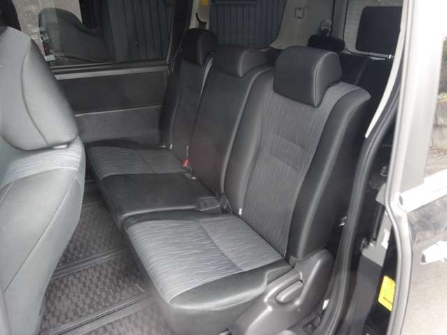 広々とした2列目シートは居住性が高く、居心地も快適！友達や家族とのお出かけにぴったりです。ベビーシートやチャイルドシート使用時も快適にお過ごしいただける十分な空間を確保しています！