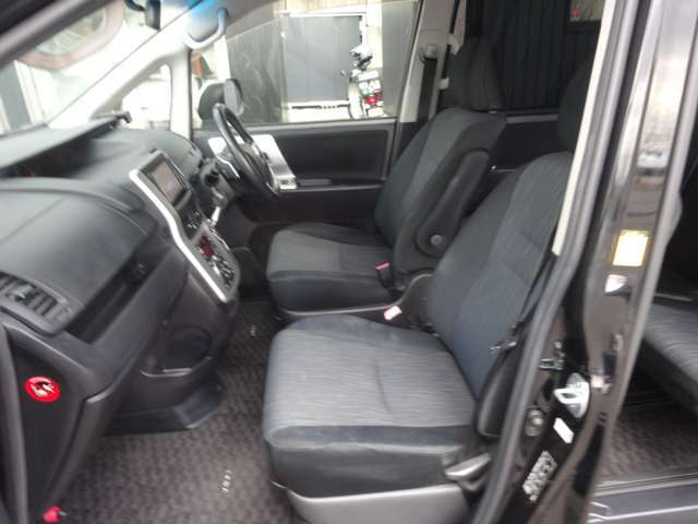 運転席側シート　使用感少なく綺麗です 運転席まわりには十分なスペースがあり、大柄な方でもゆったり運転していただける環境です内装程度良好です
