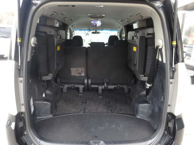 シートを左右に跳ね上げるとリアゲート内が更に広く活用できます♪　女性でも簡単にシートアレンジ可能です！