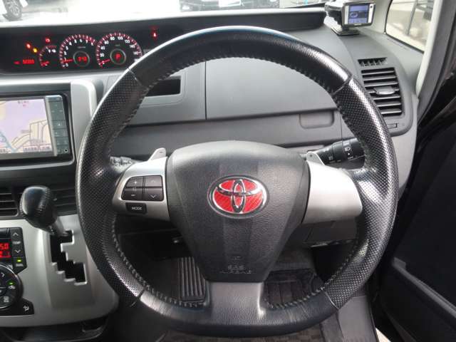 ステアリング◎　車で触れる機会の多いハンドルですが、クリーニング済みで使用感も少なく綺麗ですよ(^^)/高さ調整できる車種ではそれぞれに合わせて使用可能です.