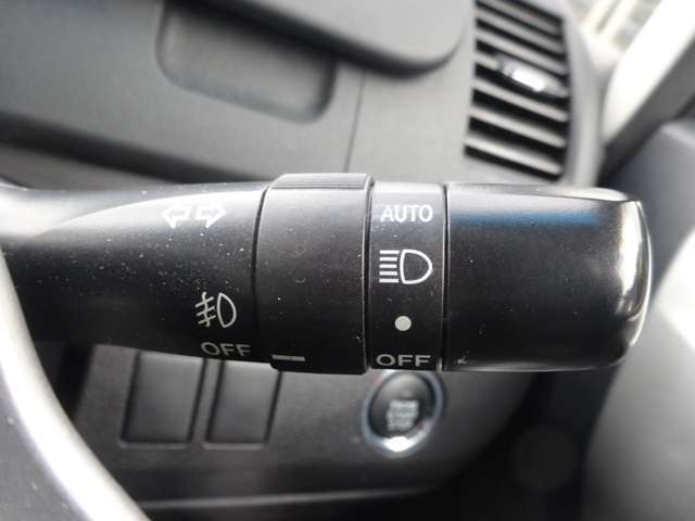 夜間自動点灯で明るく照らしてくれるオートライト