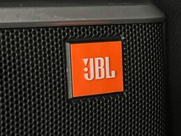 【JBLサウンドシステム】メーカーオプションの高品位サウンドシステムを搭載。専用のチューニングが施された大小様々なスピーカーから良質なサウンドが奏でられ、臨場感あふれる音響空間を演出します。