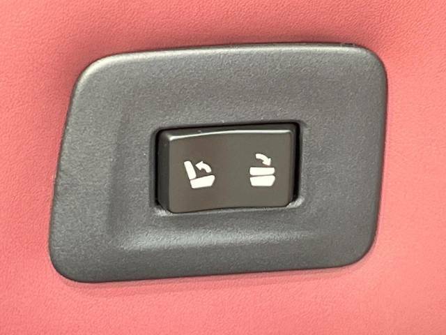 【電動格納シート】リアシートはスイッチ一つでラクラク収納！荷物が多い時など座席を収納スペースに変更する際も、力は必要ありません！お子様でも簡単に操作していただけます！