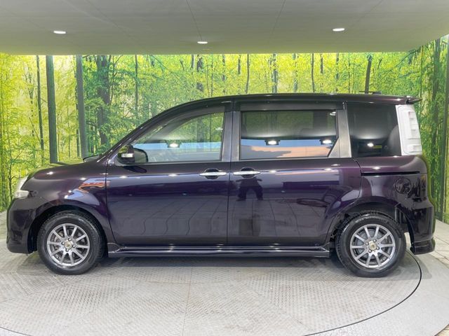 【両側スライドドア】駐車場で隣の車との間隔が狭く乗りにくい時、スライドドアなら安心！ドアオープン時も幅を取らず、開口部が広いので乗り降りがとっても簡単です。大きな荷物の出し入れも後席から可能♪