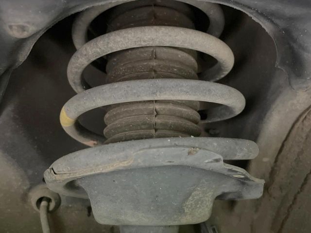 お車を安心してお乗りいただく為には、足回りの定期点検が欠かせません。サービスサポート（有償保証）では無料点検もご提供しており、安心のカーライフをお過ごしいただけるサポート体制が整っています。