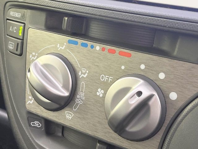 寒い冬も暑い夏も全席に快適な空調を届けてくれる、ダイヤル式エアコンを装備♪