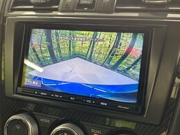 【バックカメラ】駐車時に後方がリアルタイム映像で確認できます。大型商業施設や立体駐車場での駐車時や、夜間のバック時に大活躍！運転スキルに関わらず、今や必須となった装備のひとつです！