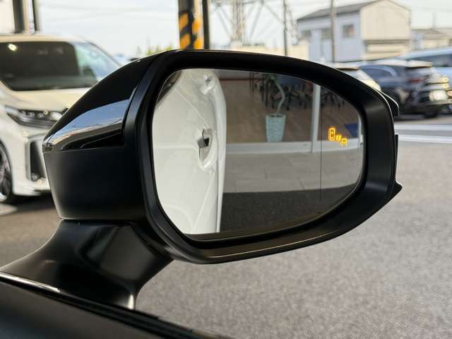 【ブラインドスポットモニター】サイドミラーに映らない死角に車両がいる場合、サイドミラーに設置されたマーカーが光って危険をお知らせします！安全装置も多数装備されておりますので、ご安心してお乗り下さい。