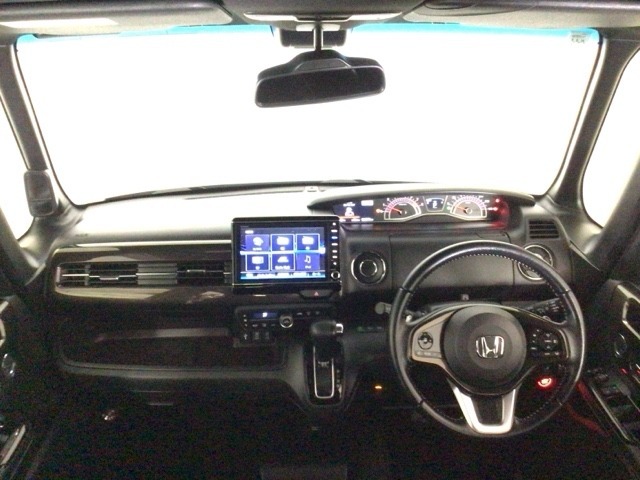 【前方視界】開放的な前方視界！運転がしやすく疲れにくいです♪窓が大きく、見通しがとっても良いおクルマですよ♪