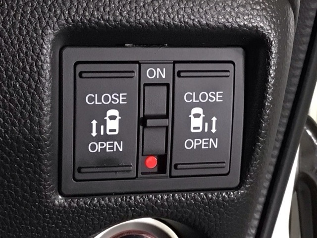【両側パワースライドドア】両側がパワースライドドアになっており、運転席のスイッチやスマートキーでも開閉が可能です！開口部も広いので乗り降りも楽々♪