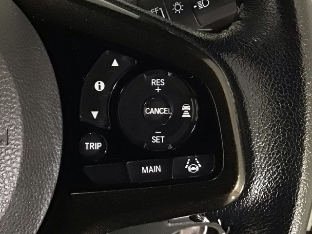【アダプティブ・クルーズ・コントロール】予め設定した車速内でクルマが自動的に加減速。 前走車との適切な車間距離を維持しながら追従走行し、高速道路でのドライバーの疲労を軽減してくれる嬉しい機能付♪