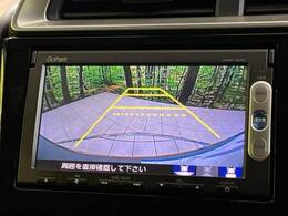 【バックカメラ】駐車時に後方がリアルタイム映像で確認できます。大型商業施設や立体駐車場での駐車時や、夜間のバック時に大活躍！運転スキルに関わらず、今や必須となった装備のひとつです！