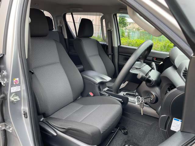 ◆【運転席】座り心地が良いシートなので長時間の運転でも快適にお過ごしいただけます。新品のフロアマットのご注文も可能です。