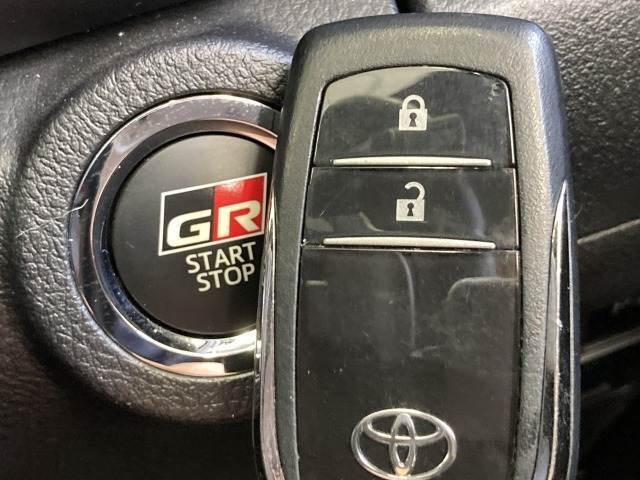 【スマートキー・プッシュスタート】キーを身につけている状態なら、ドアに付いているスイッチを押すだけで、ドアロックの開閉ができる機能。エンジン始動も便利です