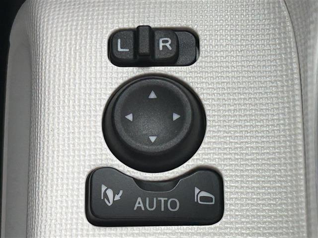 【電動格納ミラー】運転席のスイッチで、ドアミラーの開閉や角度の調整ができます。