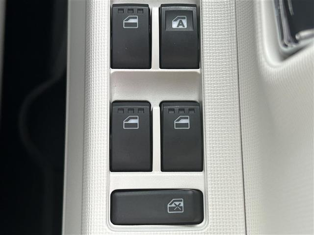 【パワーウインドウ】運転席のスイッチで、各席の窓ガラスの開閉ができます！あると便利ですよね！