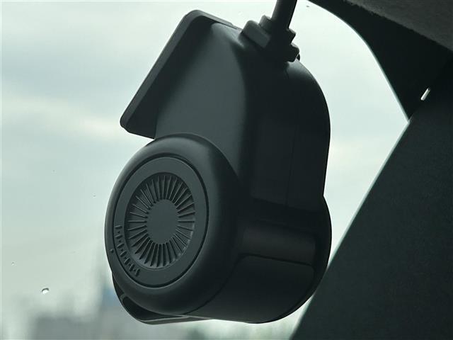 【ドライブレコーダー】映像・音声などの運転中の記録を残します。事故などを起こした起こされた時の証拠になりえますので、もしも時でも安心ですね。