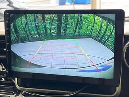 【バックカメラ】駐車時に後方がリアルタイム映像で確認できます。大型商業施設や立体駐車場での駐車時や、夜間のバック時に大活躍！運転スキルに関わらず、今や必須となった装備のひとつです！