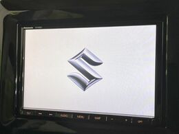 【純正ナビ】人気の純正ナビを装備しております。ナビの使いやすさはもちろん、オーディオ機能も充実！キャンプや旅行はもちろん、通勤や買い物など普段のドライブも楽しくなるはず♪