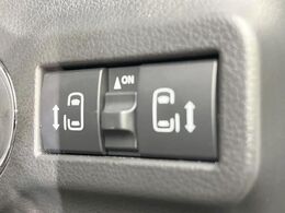 【両側パワースライドドア】スマートキーや運転席のスイッチで後席両側スライドドアの開閉が可能♪電動だから力を入れてドアを開ける必要が無く、小さなお子様でも簡単に開け閉めでき快適です♪