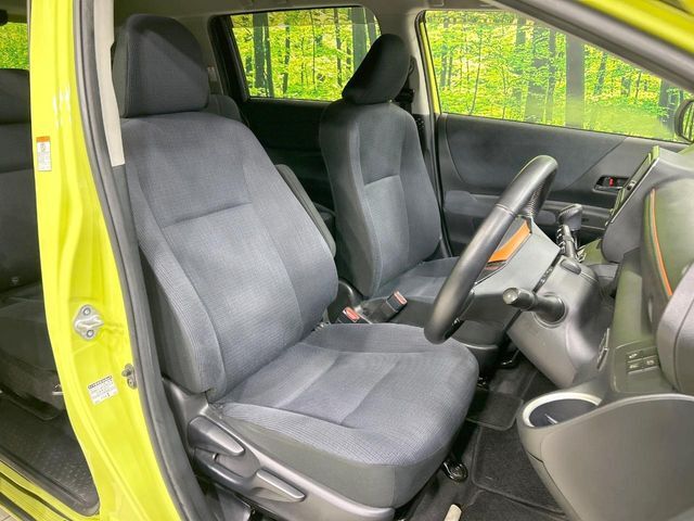 運転席まわりには十分なスペースがあり、大柄な方でもゆったり運転していただける環境です。