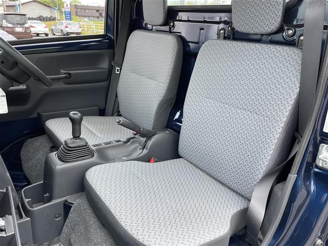 助手席の画像です。助手席も広々お乗りいただけます。店舗にて現車の確認もいただけますので、お電話で在庫のご確認の上是非ご来店くださいませ！！！ワクワクするクルマ選びをご提案します！