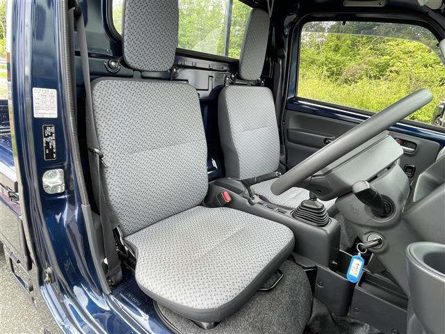 運転席の画像です。店舗にて現車の確認もいただけますので、お電話で在庫のご確認の上是非ご来店くださいませ！！！
