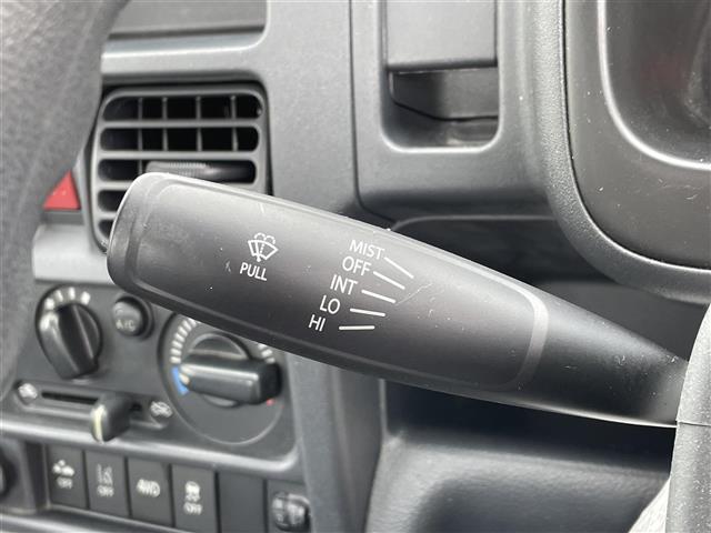 運転席操作部の画像です。店舗にて現車の確認もいただけますので、お電話で在庫のご確認の上是非ご来店くださいませ！！！ワクワクするクルマ選びをご提案します！