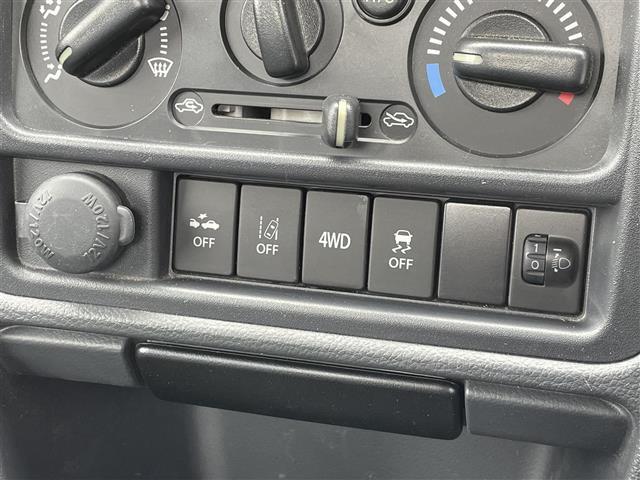 運転席操作部の画像です。店舗にて現車の確認もいただけますので、お電話で在庫のご確認の上是非ご来店くださいませ！！！ワクワクするクルマ選びをご提案します！