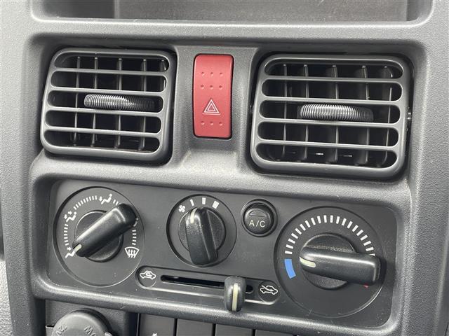 運転席操作部の画像です。店舗にて現車の確認もいただけますので、お電話で在庫のご確認の上是非ご来店くださいませ！！！ワクワクするクルマ選びをご提案します！