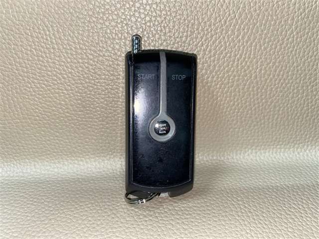 ☆リモコンエンジンスターター付き！お出かけ前にエンジンをかけてエアコンをONにしておけば、夏でも冬でも快適に出発できますね☆