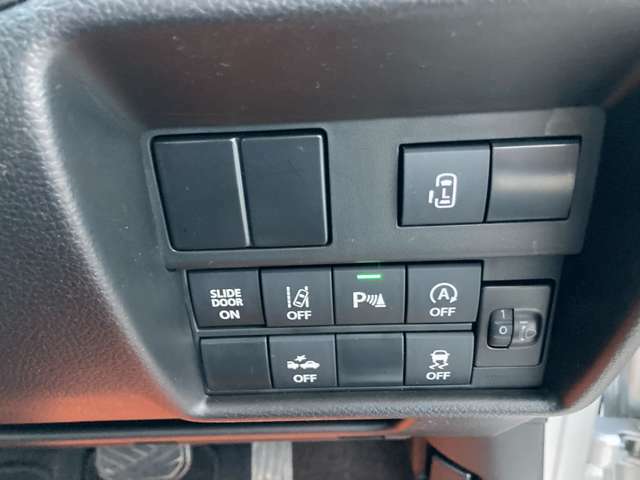左側パワースラアイドドア＆右側イージークローザー★各種のオフスイッチはドライバーの必要に応じて自己責任になります。