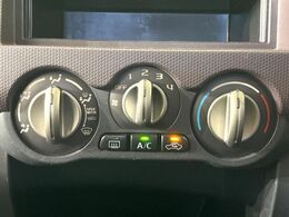 寒い冬も暑い夏も全席に快適な空調を届けてくれる、ダイヤル式エアコンを装備♪