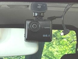 【ドライブレコーダー】安心・安全なカーライフに必須のドライブレコーダーを装備！走行中はもちろん、あおり運転や事故に遭遇した際の状況も映像で記録し、万一のリスクに備えます。