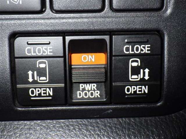 両側電動スライドドアで狭い所でも乗り降り楽々です！
