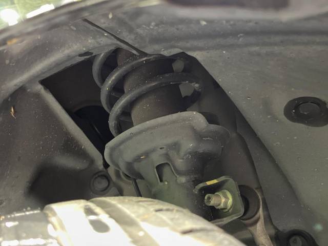 お車を安心してお乗りいただく為には、足回りの定期点検が欠かせません。サービスサポート（有償保証）では無料点検もご提供しており、安心のカーライフをお過ごしいただけるサポート体制が整っています。