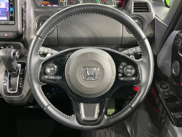 【純正革巻きステアリング】上質な革を使用することで、手にしっかり馴染みとても運転しやすいハンドルです♪