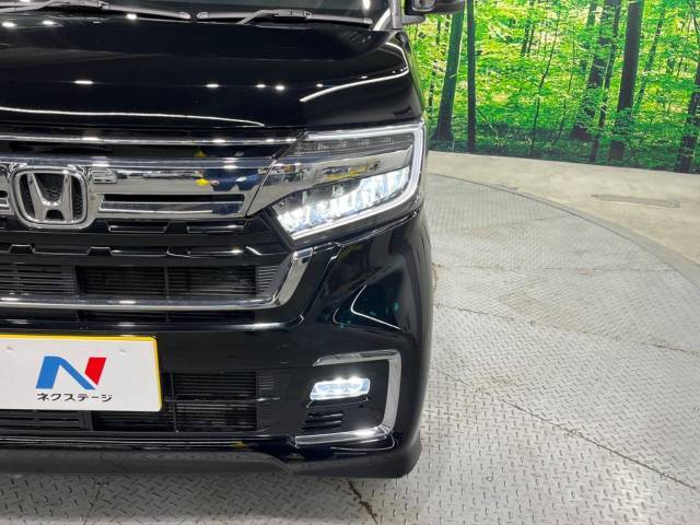 【LEDヘッドライト】悪天候や夜間走行時も良好な視界を確保し安心して運転できる高輝度LEDヘッドライトを装備！点灯速度が早く、消費電力も抑えられています。