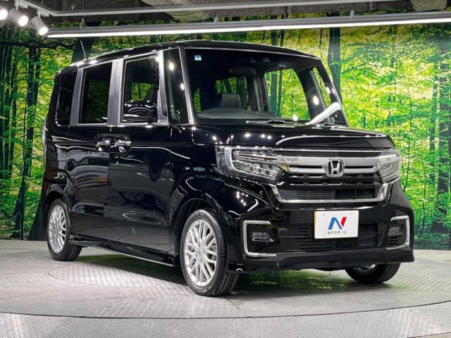 大好評のボディコーティング「弾スプラッシュコート」もご納車までに施工可能。通常のガラスコートと異なる、耐久年数6年の無機質ガラスコーティングが、ボディをキレイな状態に保ってくれます。
