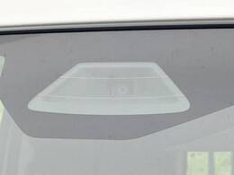 【スズキ　セーフティサポート】走行中に前方の車両等を認識し、衝突しそうな時は警報とブレーキで衝突回避と被害軽減をアシスト。より安全にドライブをお楽しみいただけます。