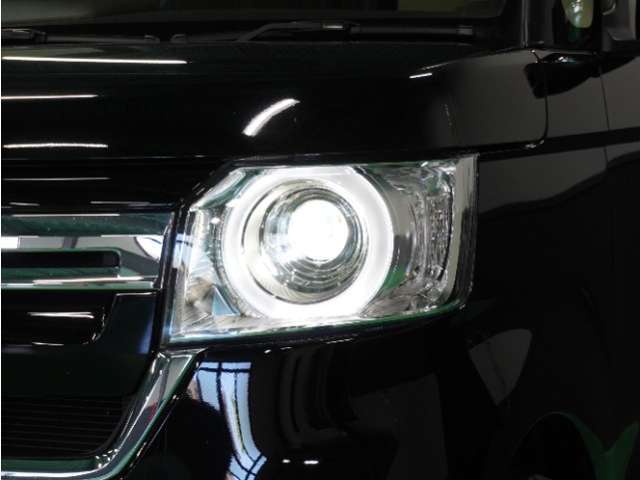 【ヘッドライト】省電力で長寿命の明るく運転しやすいLEDヘッドランプです。明るく照らすので暗い夜道からお客様を守ってくれます。