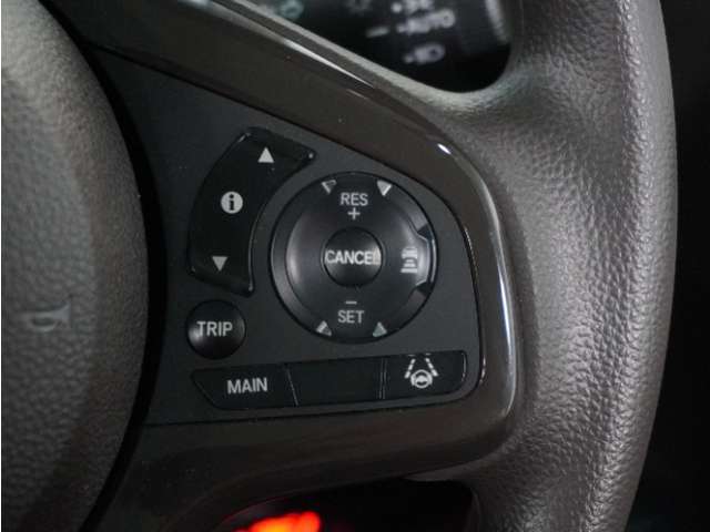 【アダプティブクルーズコントロール】ステアリングのスイッチを操作するとミリ波レーダーで先行車との距離を測定。設定を適切に保ちながら加速・減速、さらに停止まで自動に追従します。
