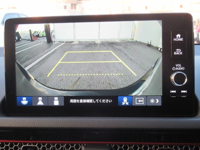 【装備】リアカメラ付きで、後方確認も安心です。