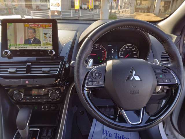 ステアリングに各種スイッチが付いてますので、運転中に余所見することがありませんね！
