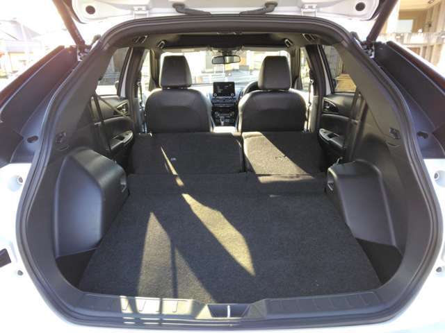 シートを倒せばフラットになりますので荷物の出し入れはらくちんですね！！