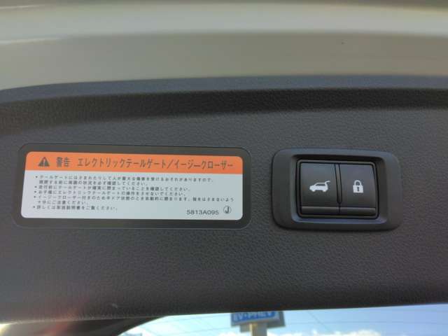 バックドアもボタン1つで開閉楽々♪