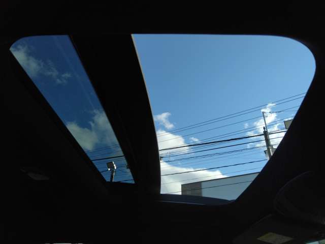 室内を明るくしてくれますので、開放感がアップするサンルーフ搭載！